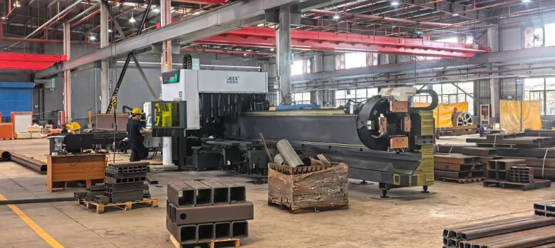 Fabricación y soldadura de estructuras metálicas para equipos de automatización no estándar.