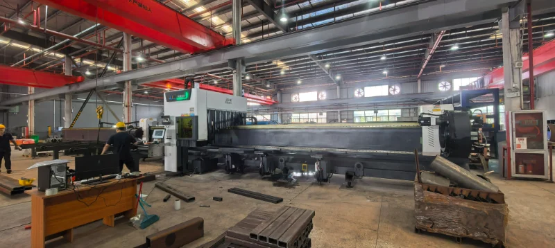 Fabricación y soldadura de estructuras metálicas para equipos de automatización no estándar.